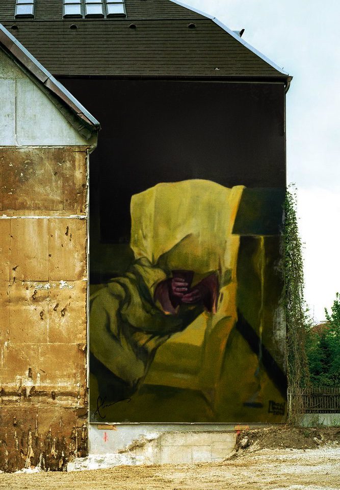 Pictură murală cu personaj partial absent, pe canapea verde, compoziție urbană